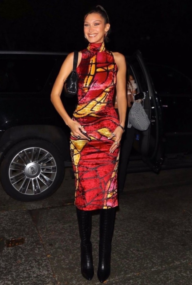 صورة باسمة تظهر إطلالة بيلا حديد في عيد ميلادها الـ23