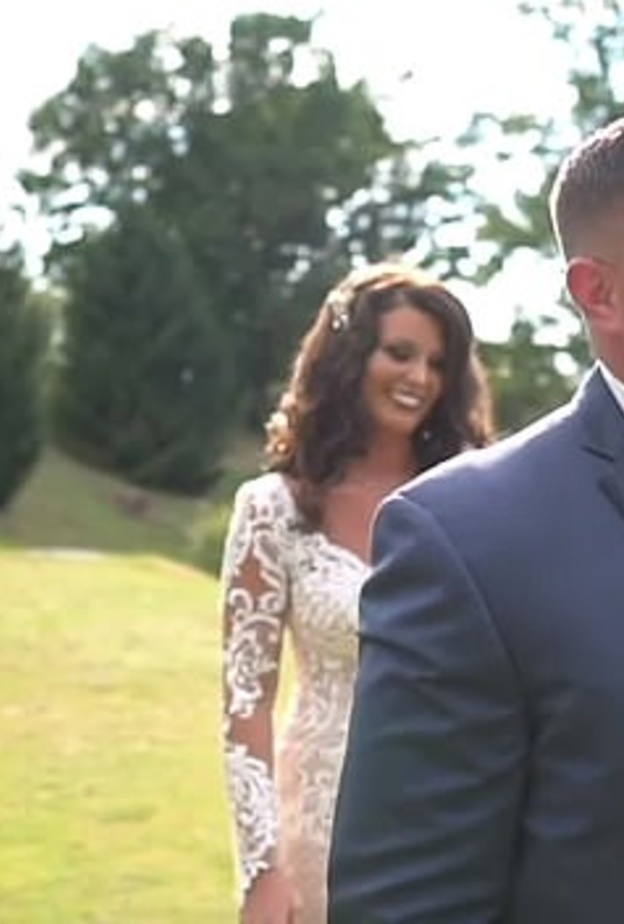 استدار و كله شوق و لهفة و كانت المفاجأة الصادمة