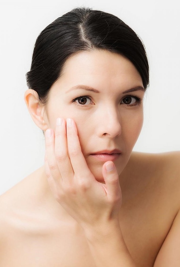 استخدمي الطرق الطبية مثل البوتوكس لعلاج الخطوط حول العين