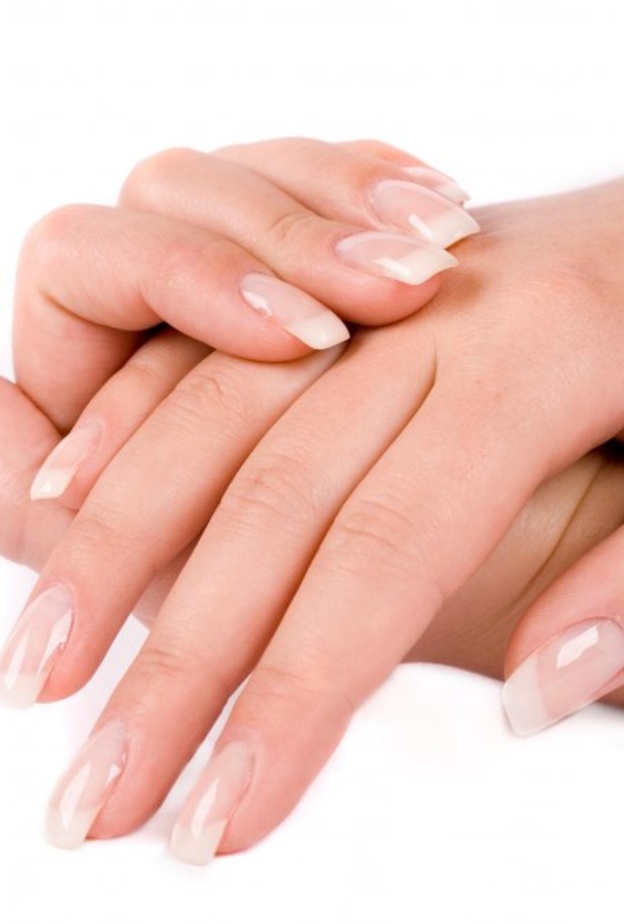 يمنح زيت شجرة الشاي اظافر اليدين والقدمين الصحة والحيوية على الدوام