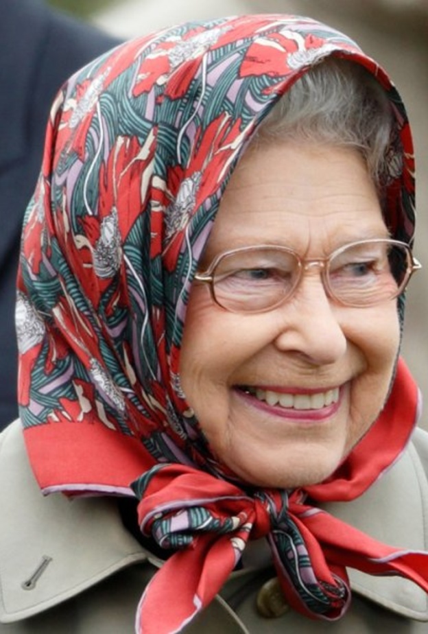 الملكة تستأنف عملها فور عودتها إلى قصر باكنغهام