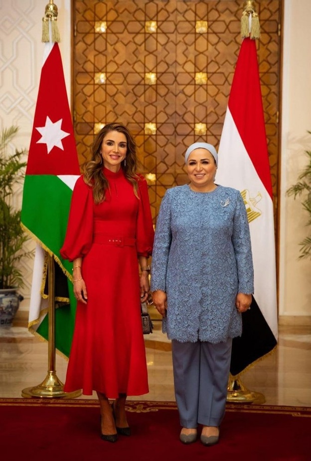 إختارت فستاناً ميدي من ماركة Andrew Gn، تميّز بالياقة العالية والأكمام الطويلة المنفوشة