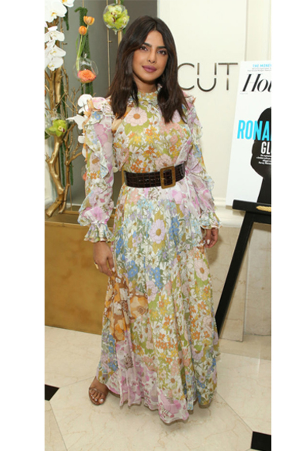 إطلالة MANDY MOORE بفستان أصفر مع طبعات الورود من توقيع LELA ROSE