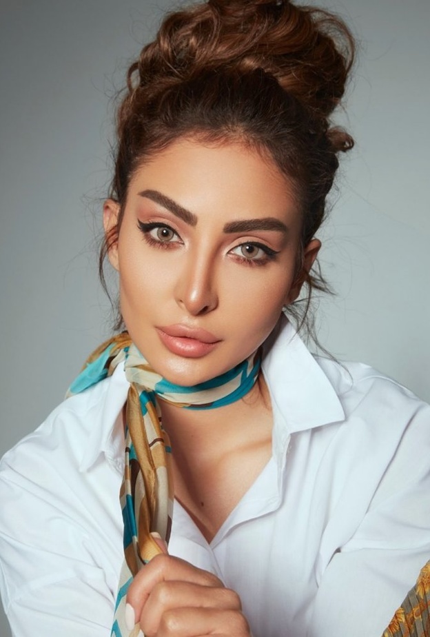 نور الغندور  تتميز بملامحها الجميلة والبارزة