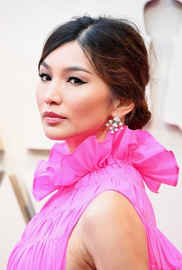 جيما تشان بزوج من الأقراط الأنيقة المرصعة بأحجار الماس والزمرد الأخضر من ماركة  Bulgari