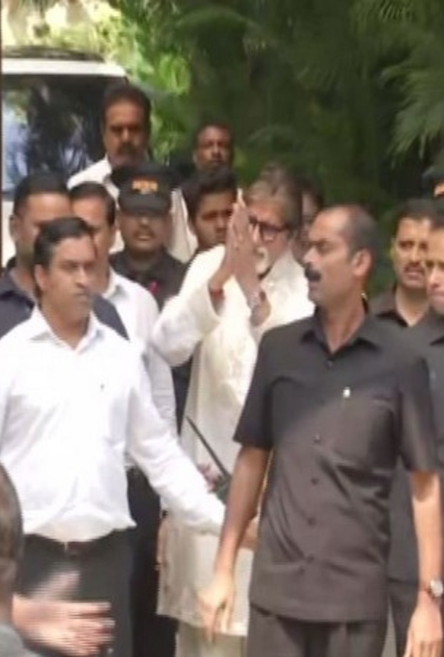 احتفالات متنوعة أمام منزل أميتاب باتشان في عيد ميلاده السابع والسبعين