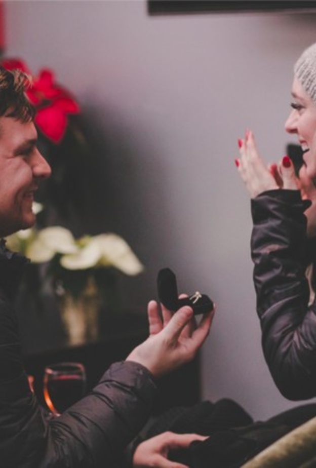 التقدم بطلب الزواج خلال حفل عشاء