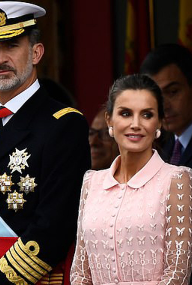 الملك فيليب السادس  ملك إسبانيا وزوجته الملكة ليتيزيا وابنائهم