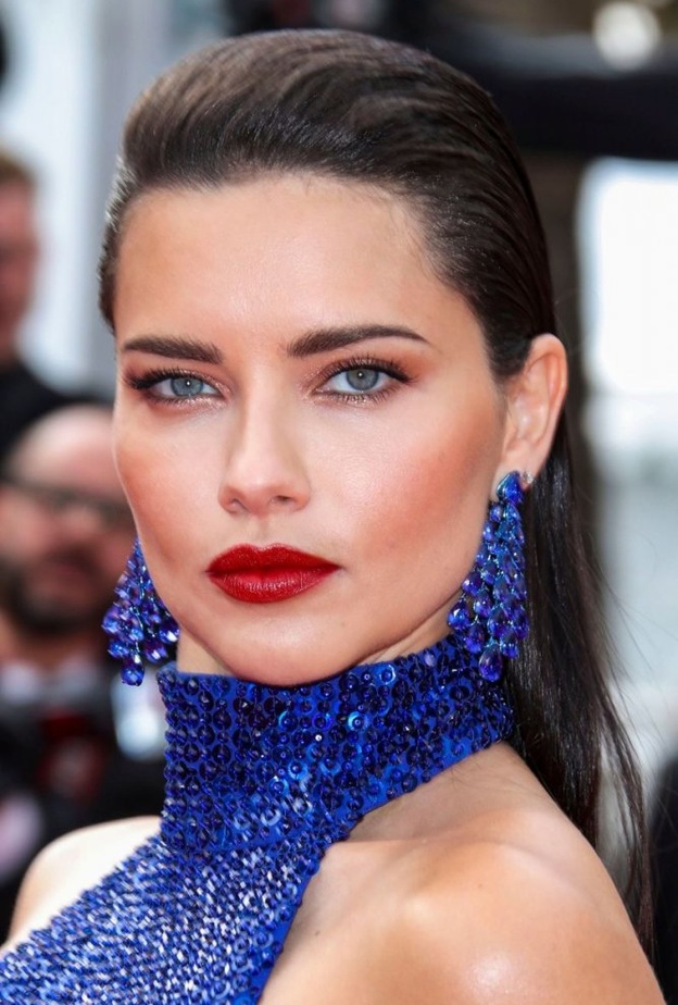 أدريانا ليما بزوج من الأقراط الأنيقة المرصعة بأحجار الماس والزمرد الأخضر