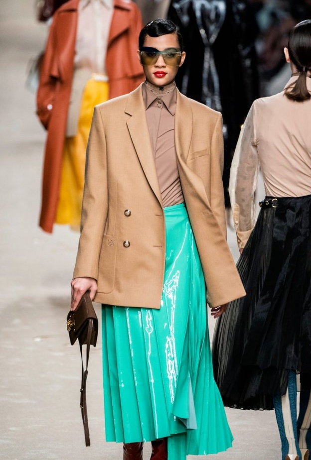 ارتداء التنانير المكسّرة بطرق عصرية وملونة من Fendi