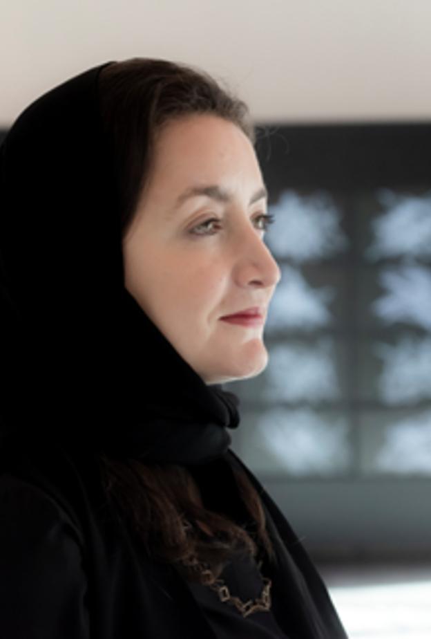 دانيا الصالح – الفائزة بجائزة إثراء آرت لعام 2019 – وهي تقف أمام عملها الفائز (صوتم) في معرض آرت دبي 2019