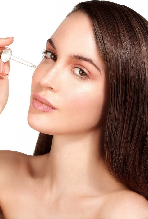 دلكي بشرتك بزيت البندق لتجديد الخلايا وبالتالي مساعدة البشرة الجافة