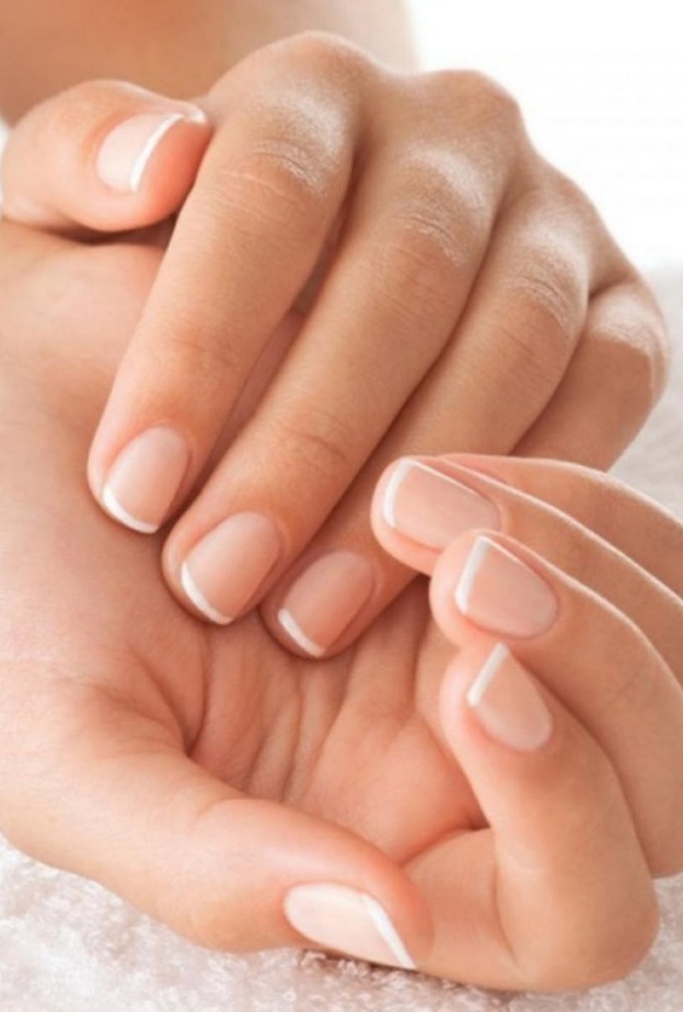 استخدمي السكر والليمون كسكراب لتفتيح اليدين