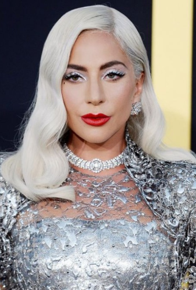 مكياج عيون قوي وفضي للسهرات بأسلوب ليدي غاغا