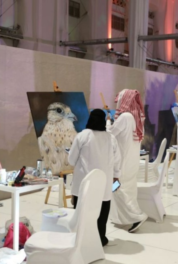  50 فنانا وفنانة يشاركون في المعرض التشكيلي في جناح جسفت بمعرض الصقور