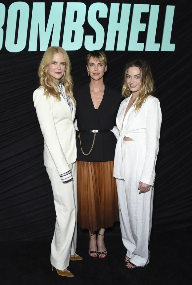 شارليز ثيرون تميّزت بإطلالتها ببلايزر باللون الأسود مع التنورة ميدي من جيفانشي