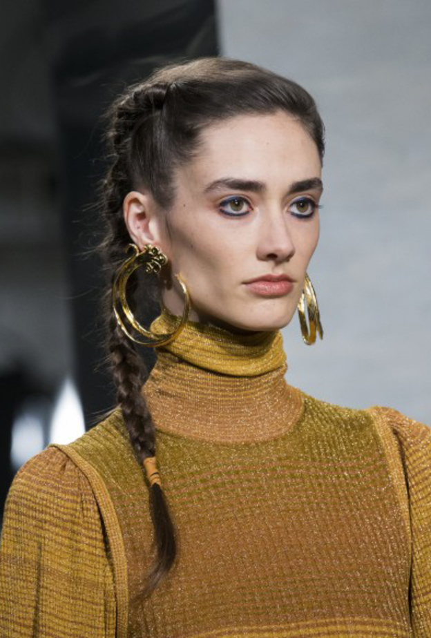 تسريحات الضفائر الجانبية التي تبدأ بالخصلة العريضة من جانب الشعر نزولاً عند الأكتاف من Ulla Johnson