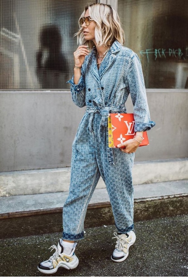 اطلالة كاملة بالجينز مع اكسسوارات رائجة