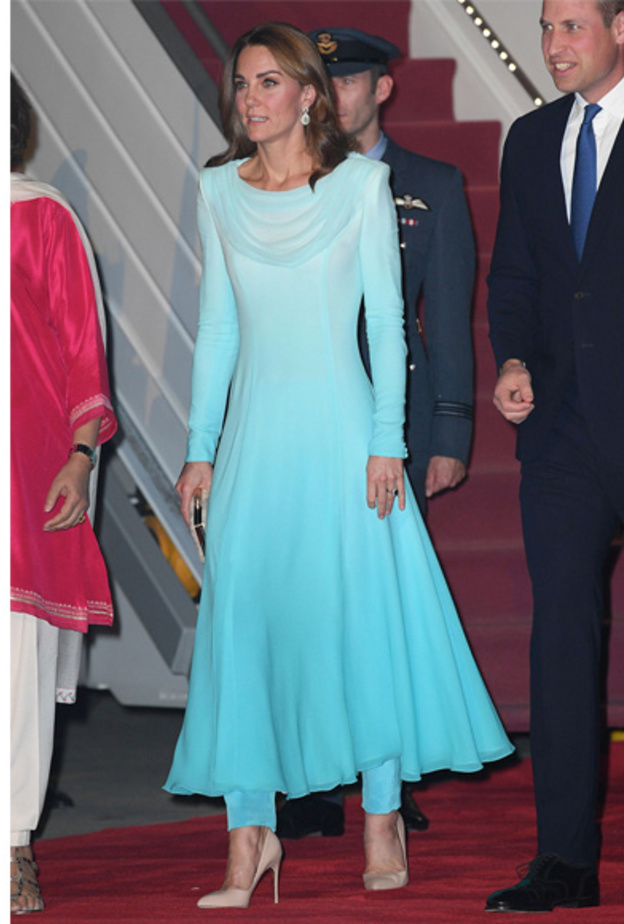 منذ نزولها من الطائرة نجحت كيت ميدلتون بأن تخطف أنظار الباكستانيين والعالم