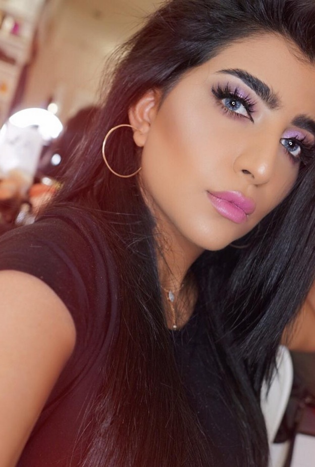  قصة الياقة مع الكسرات أضافت حركة مميّزة للفستان