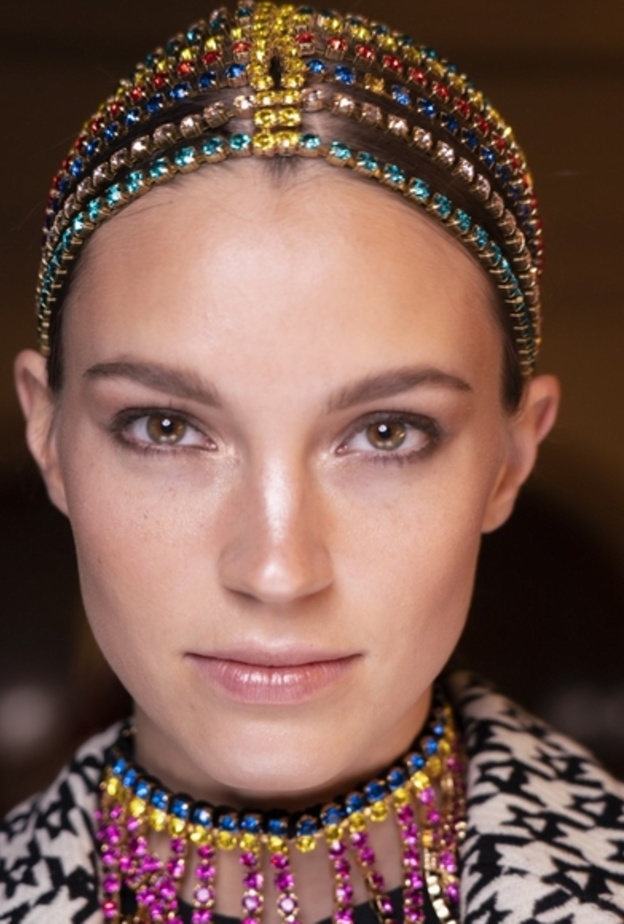 اكسسوارات شعر السلاسل البراقة احدث موضة في خريف 2019 من AREA