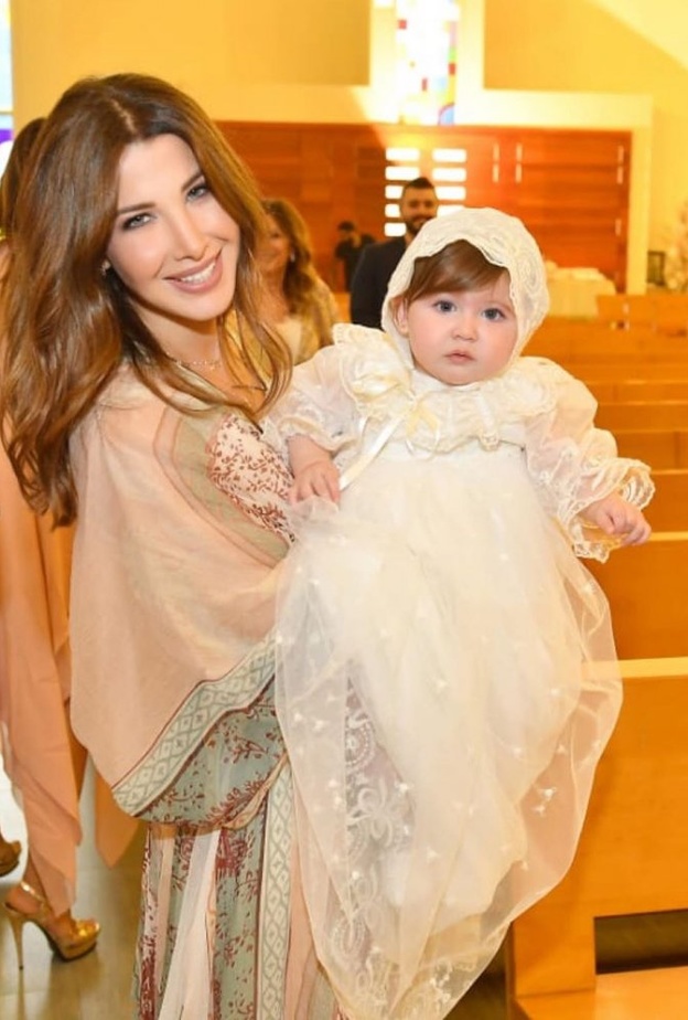 نانسي عجرم تحتفل بظهور أول سن لإبنتها