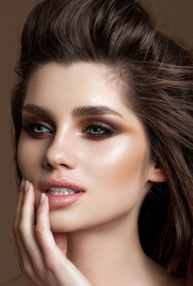  حددي خديك باستخدام الكونتور البرونزي لمكياج ترابي