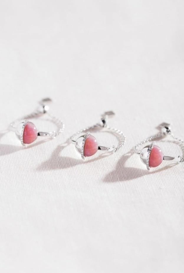 سوار ناعم بتصميم ورود زهرية مزينة بالماس من Auras Jewelry.