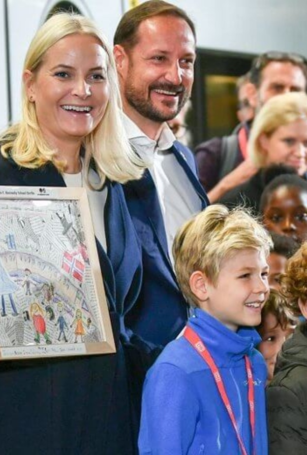 الأميرة ميت ماريت تستقل قطار محبي الأدب