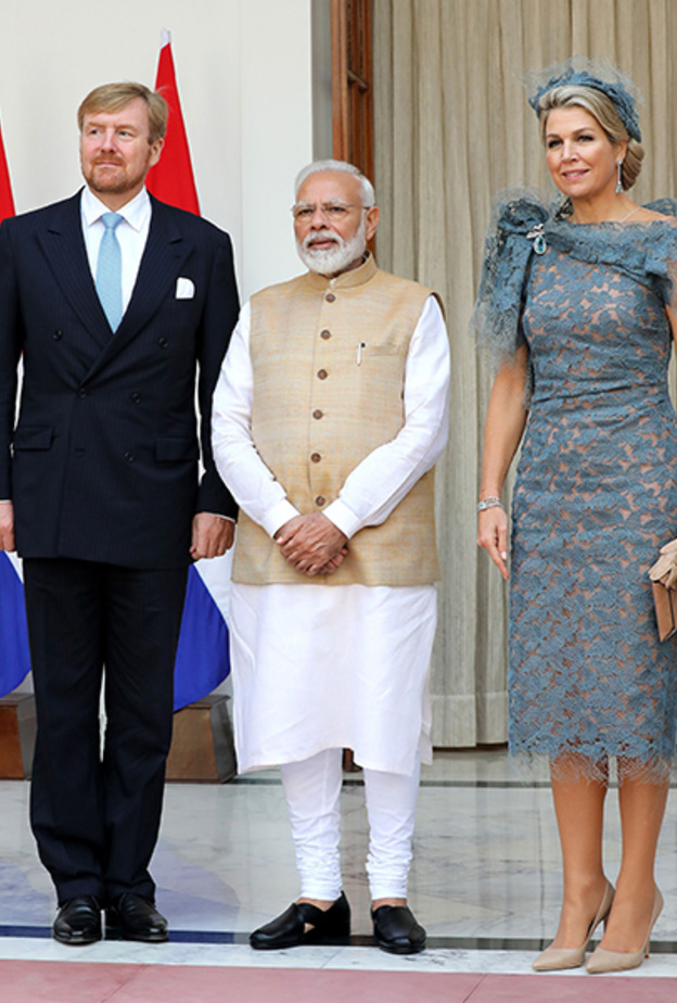 الملك فيليب ألكسندر قاد الطائرة التي سافرت به وبزوجته إلى الهند