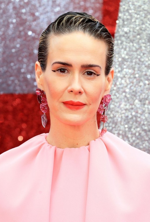 سارة بولسون  بزوج من الأقراط الصغيرة وقلادة أنيقة من ماركة " Harry Winston