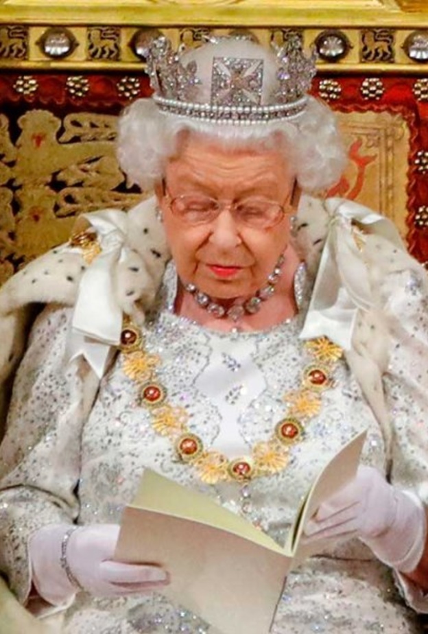 لهذا السبب لم ترتدي ملكة بريطانيا تاج الإمبراطورية في افتتاح البرلمان