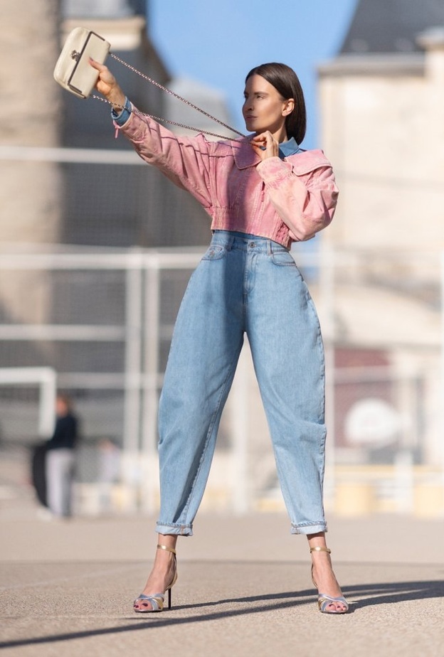 Mom jeans بقصة مبالغة