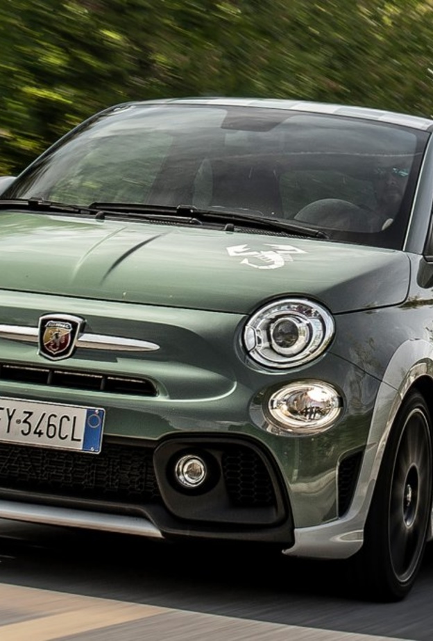 Fiat تقدم نسخة Abarth 695 70th Anniversaior احتفاء بالذكرى الـ 70 لولادة أسطورتا Abarth 695