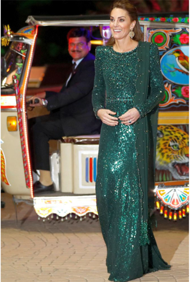 زيّنت أذنيها بأقراط من ماركة O'Nitaa وبتوقيع مصمم باكستاني يبلغ ثمنها £290