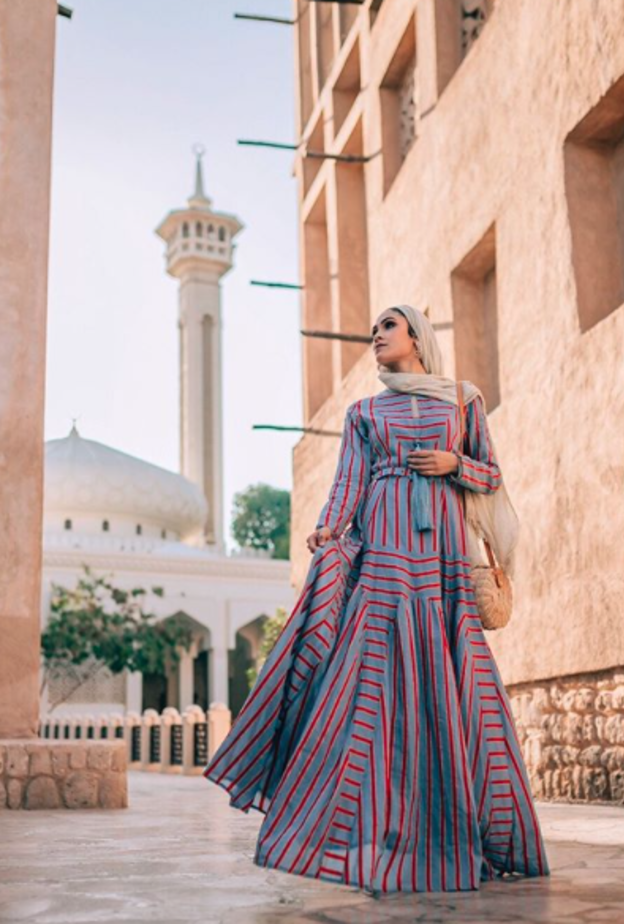 الأبيض المرهف بالأناقة مع البوردو الخريفي ولمسة عصرية بالحقيبة بنقشة النمر بأسلوب صفية بنت غودسون