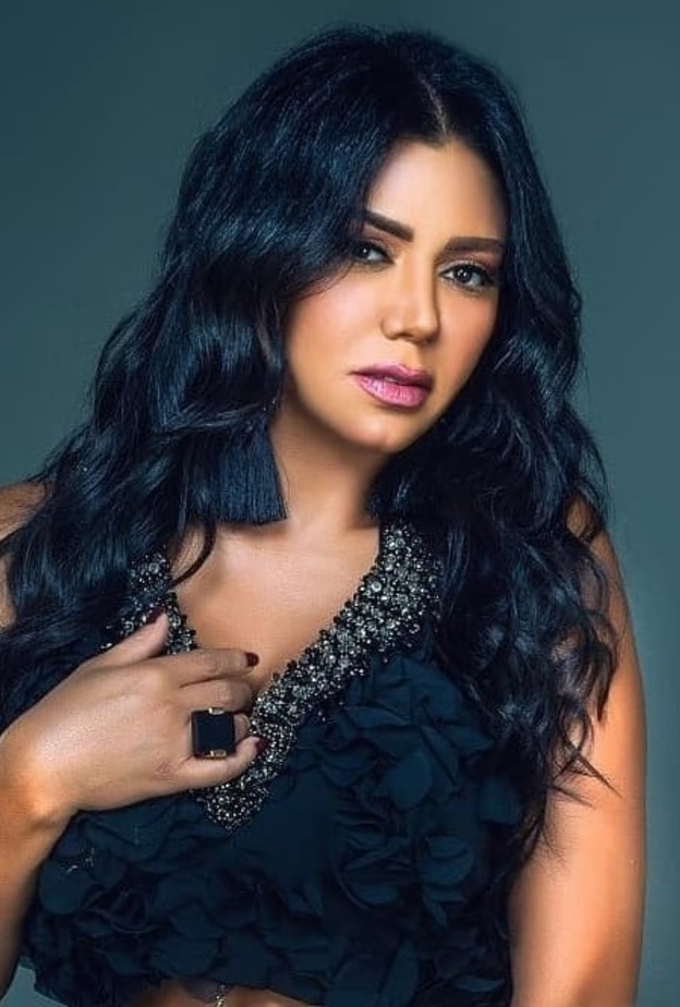 رانيا يوسف غيرت من قصة شعرها