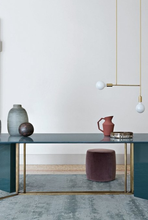  غرفة طعام مودرن تتباهى بديكور يعتمد من الخشب الطبيعي مع المعدن