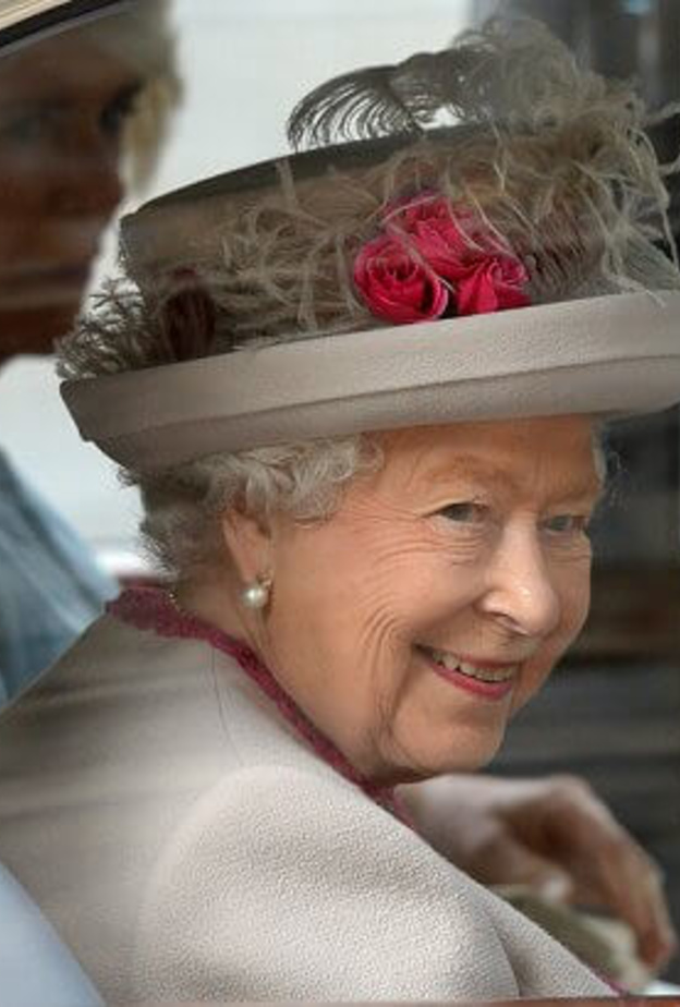 ملكة بريطانيا ودوقة كورنوال يظهران معا لأول مرة بعد العطلة