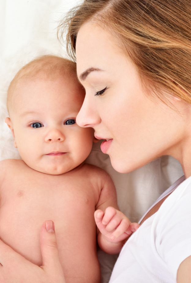 لهذه الأسباب لا تحرمي طفلك النوم في حضنك بعد الولادة