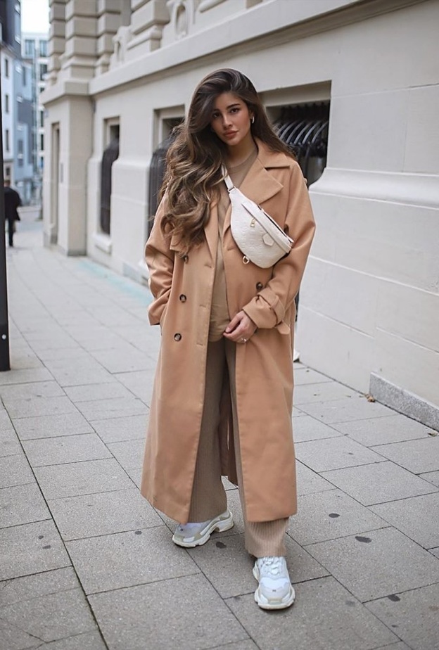 اطلالة مينيمالية بتنسيق معطف شتوي طويل مع فستان ضيق