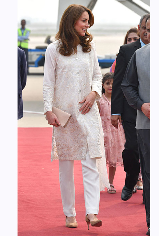 قامت كيت في وقت لاحق بربط شعرها