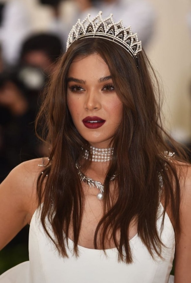 هيلي ستاينفيلد بقلادة ذهبية أنيقة من ماركة   David Webb