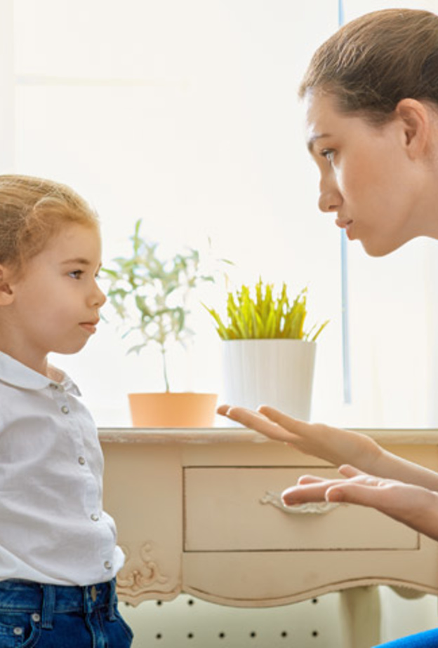 5 أمور يجب أن تحذرها الأم في تربية البنات 