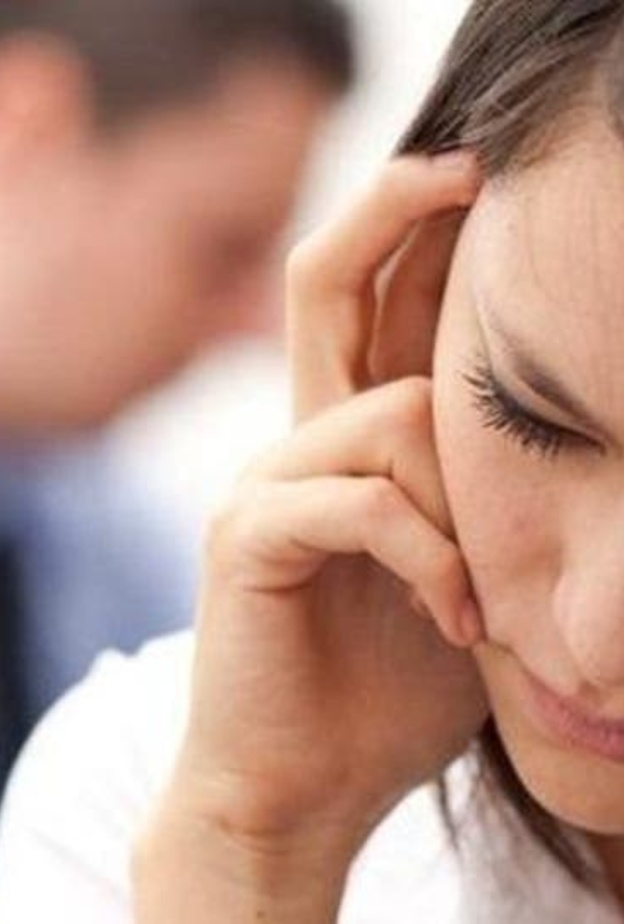 5 تصرفات للرجل تصيب المرأة بالاكتئاب