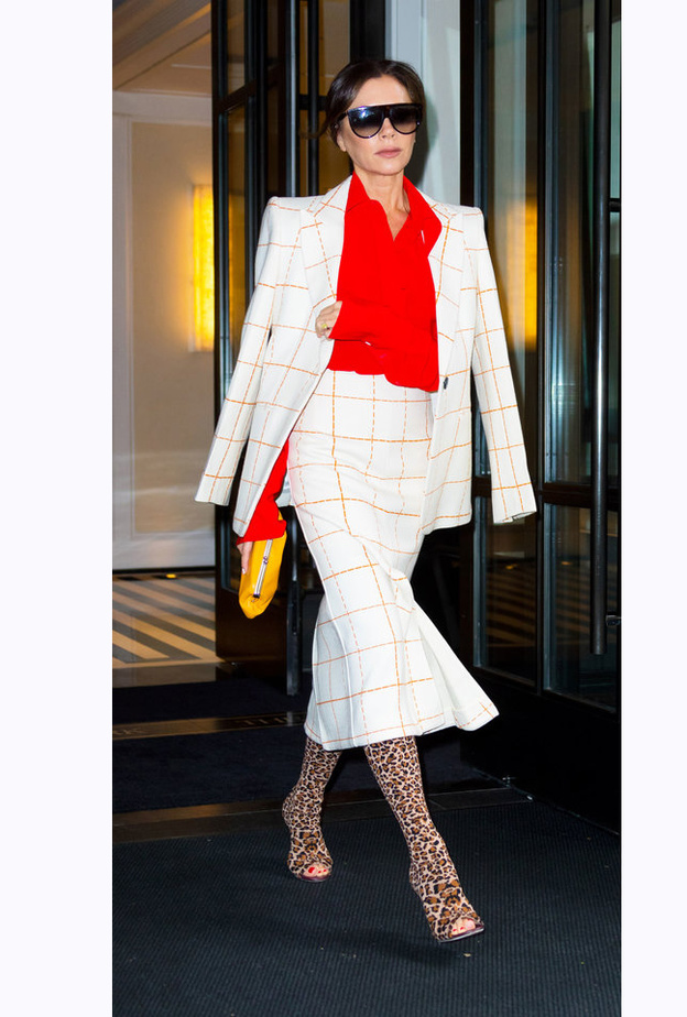 إطلالة باللون الأبيض من اختيار MARGOT ROBBIE مع البتطلون الواسع والكروب توب المربوطة من الأمام