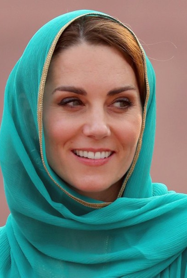 أكسسوارات شعر الحجاب في إطلالة الأميرة كيت ميدلتون لا يخفي خصل الشعر الأمامية