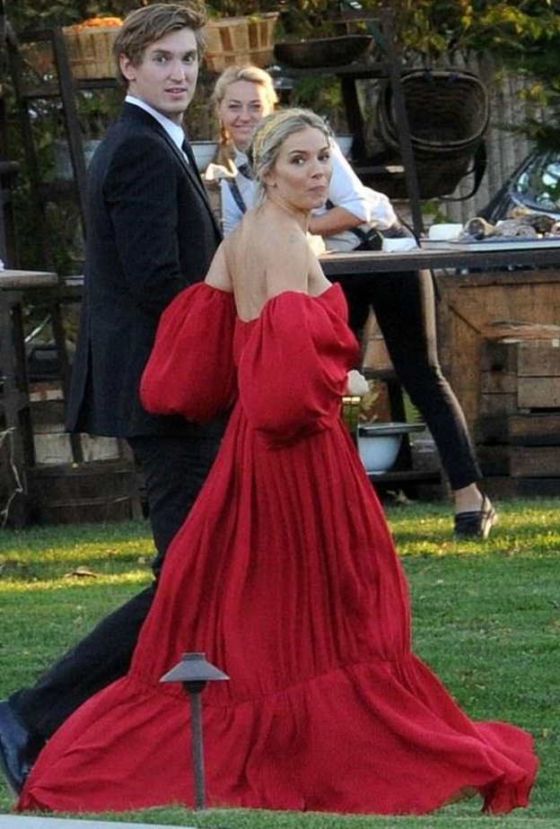 إطلالة ميلر تميّزت بقصة الأكتاف off-the-shoulder مع الأكمام المنفوخة