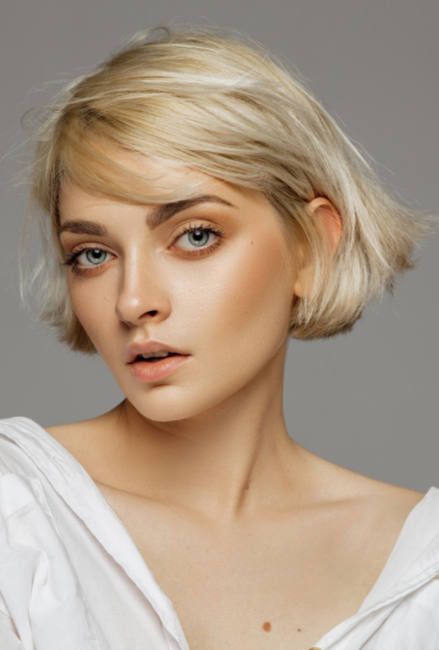  قومي بقص شعرك الى طبقات لجعلها تبدو أكثر سمكاً