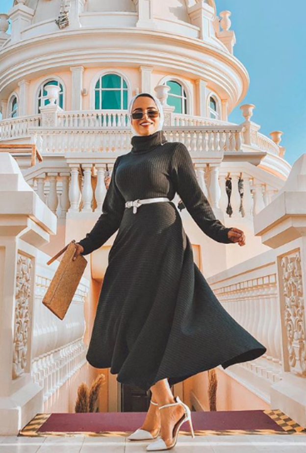 اطلالة أنيقة في فستان أسود اختارته صفية جودسون